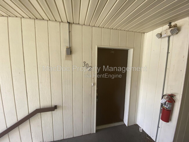 Building Photo - 100 Chesterfield Ln