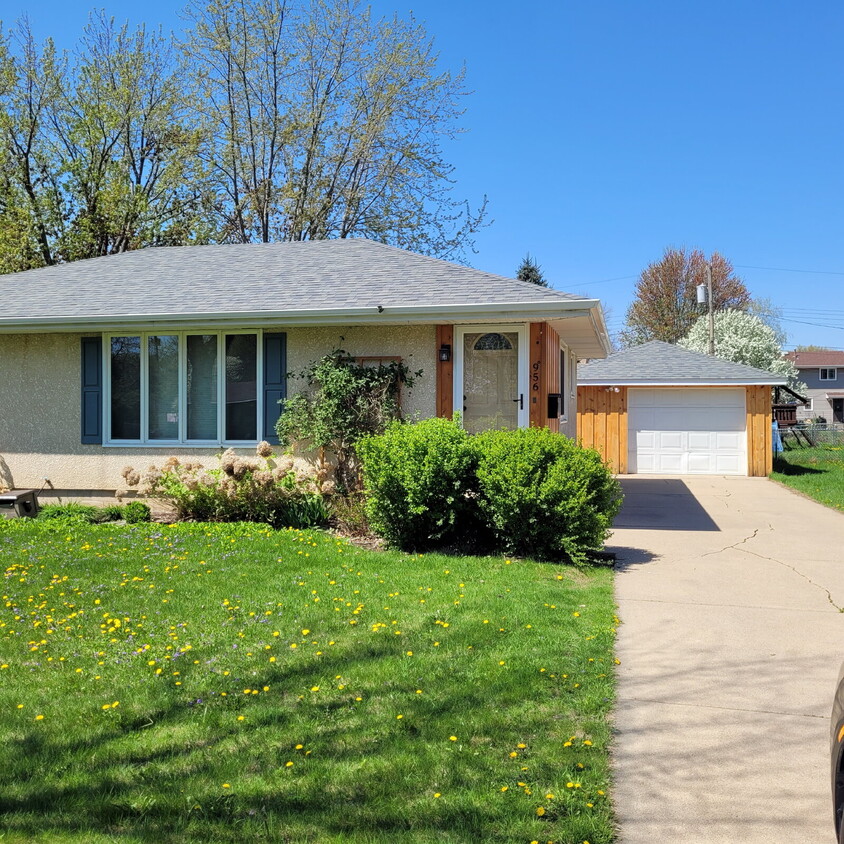 Foto principal - "Charming 3-Bed Home with Finished Basemen...