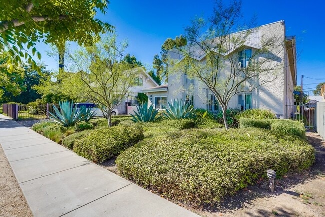 Temporada de lluvias - 2249 W. 24th St (B)