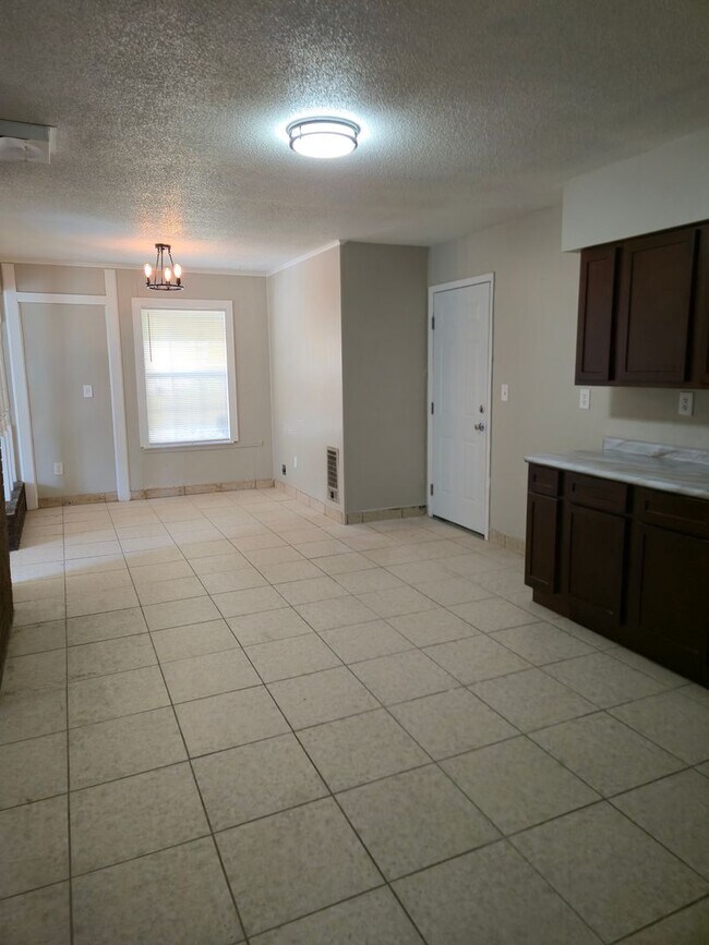 Building Photo - Spacious 3BD/1B Family home