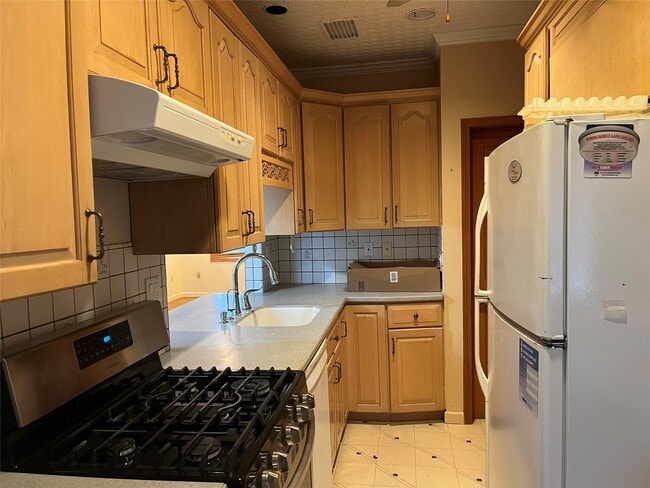 Foto del edificio - 20 Demarest Ave