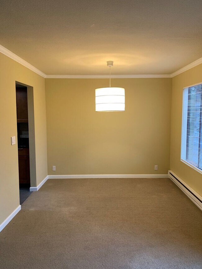 Foto del edificio - Spacious 1 Bedroom Near Kirkland Waterfront!