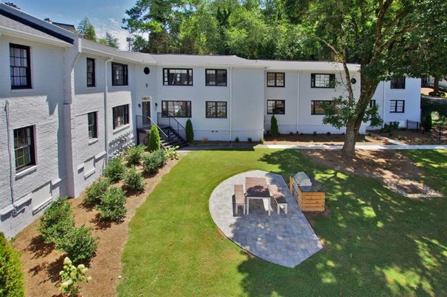 Foto del edificio - 99 Peachtree Memorial Dr NW