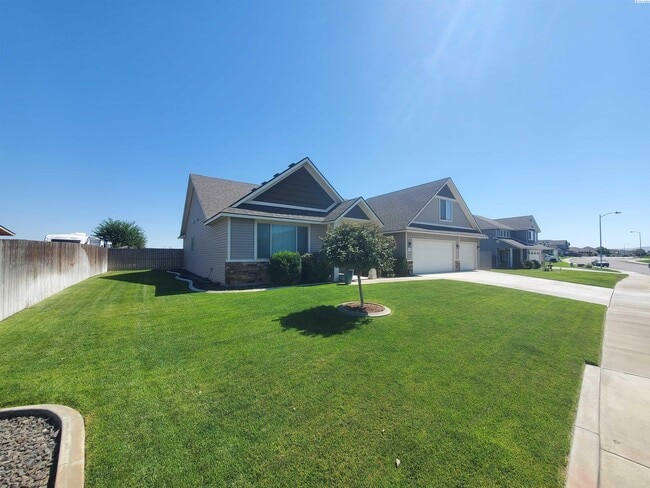 Building Photo - FOR RENT: West Pasco with heated inground ...