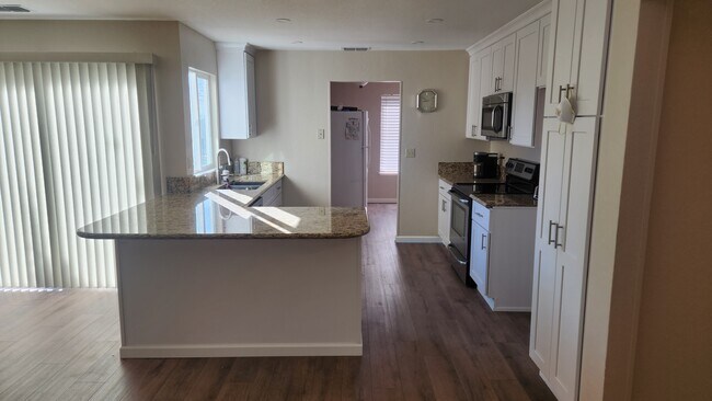 Building Photo - 417 Willow Creek Dr