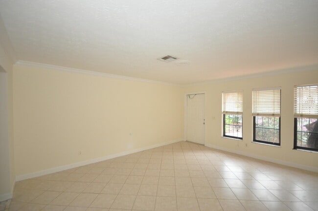 Building Photo - 10 Evergreen Dr