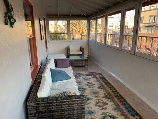 Veranda - 712 Cedar St