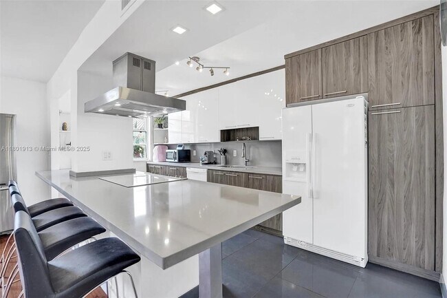 Foto del edificio - 9180 W Bay Harbor Dr
