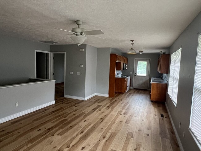 Building Photo - Remodeled Duplex in Ozark!