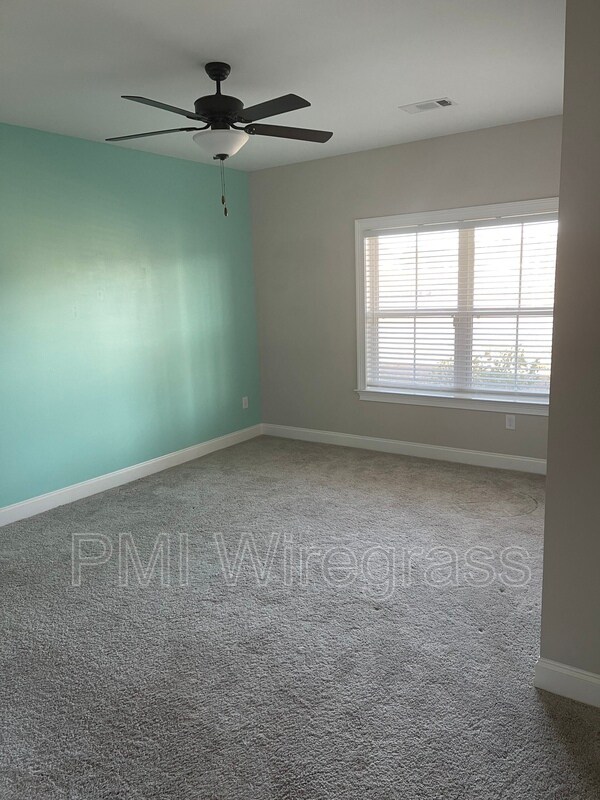 Foto del edificio - 701 Charleston Mills Dr