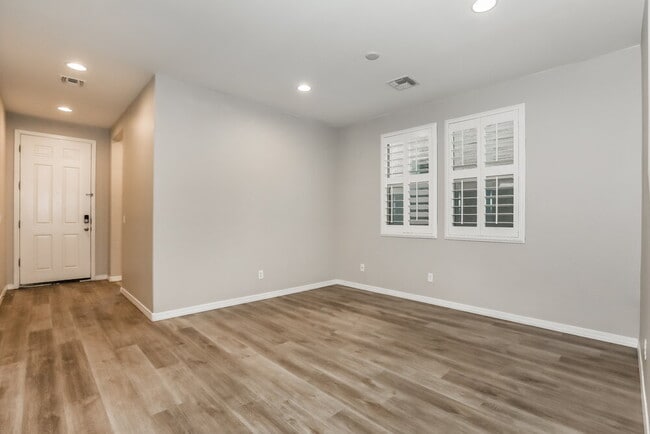 Building Photo - 5637 E Alder Ave