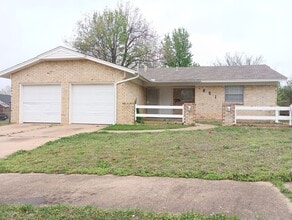 Building Photo - 801 Meadowridge Dr