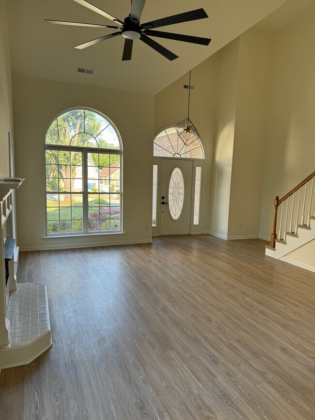 another view of the living room - 2663 Kingsley Ct