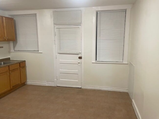 Foto del edificio - 1358 W Rosedale Ave