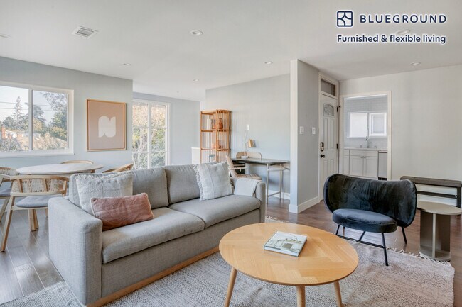 Foto del edificio - 743 Roble Ave