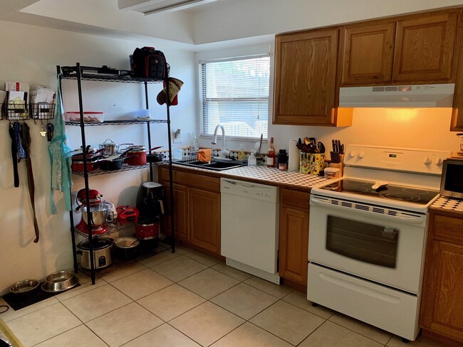 Kitchen - 2811 SW Archer Rd