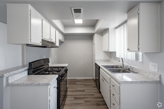 2BD, 2BA - 1050SF - Kitchen - Burton Place Apartments