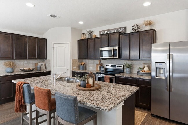 Foto del edificio - Spacious 4 Bedroom Home with Covered Patio in Red River Ranch