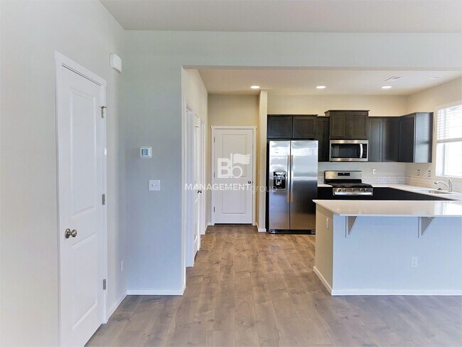 Foto del edificio - Happy Valley Newer Townhome with Large Mas...