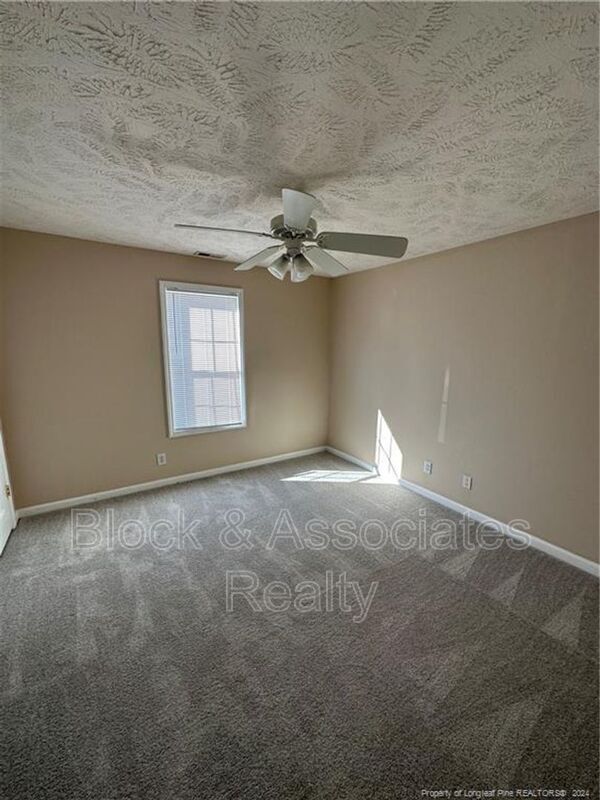 Foto del edificio - 400 Bubble Creek Ct