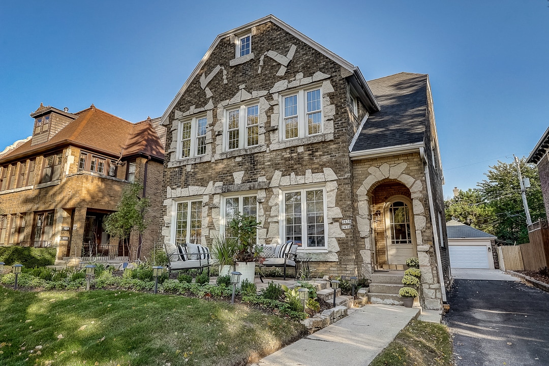 2436 N Lake Dr Unit 3rd Floor, Milwaukee, WI 53211 Apartments in