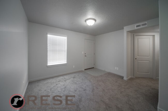 Building Photo - Beautiful Modern Orem Condo w free interne...