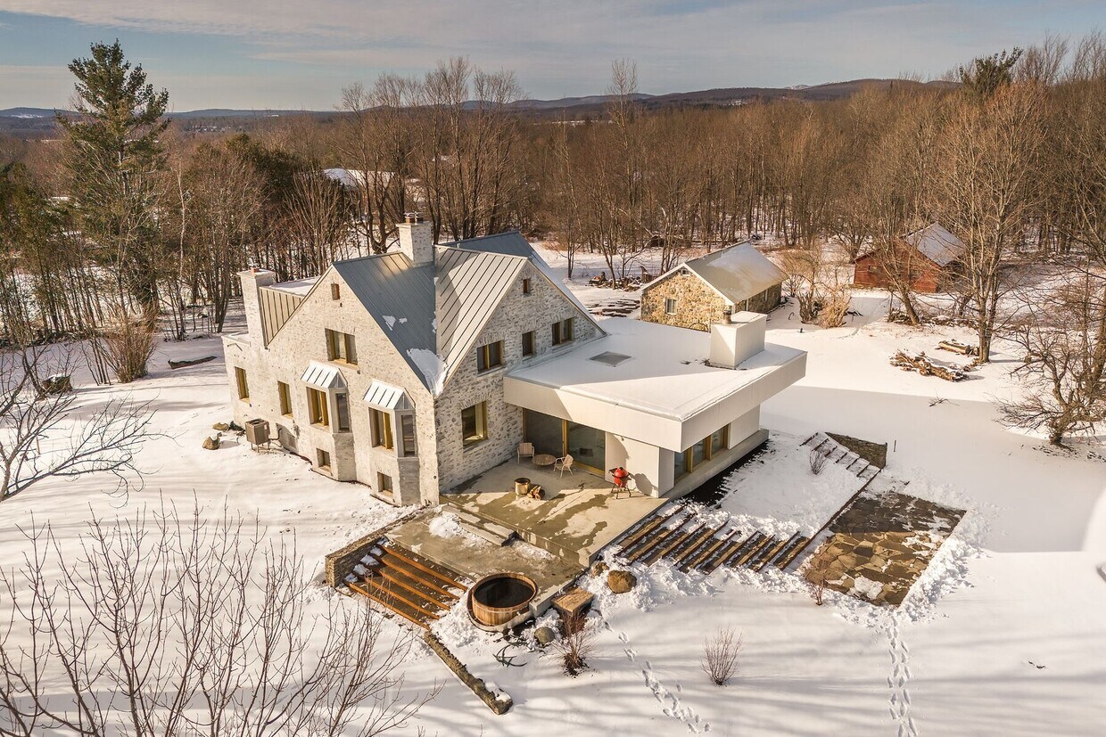 747 Chem. Jackson, Sutton, QC J0E 2K0 House for Rent in Sutton, QC