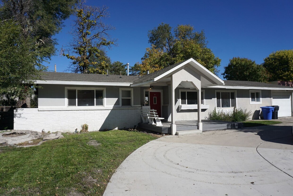 Primary Photo - Holliday 4 Bedroom 2 1/2 Bath Pet Friendly...