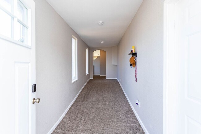 Building Photo - La Mesa Fontana 4BD/2BA w/ A/C!