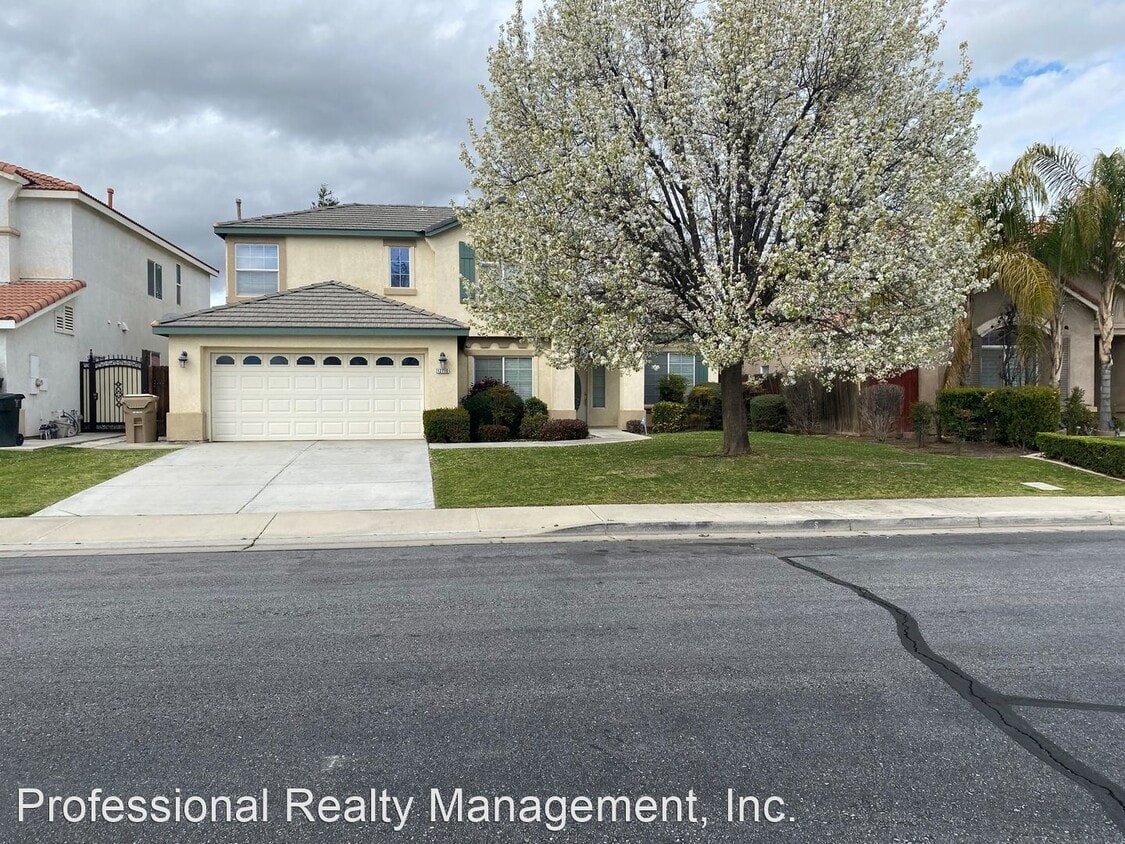 3 br, 2.5 bath House 12710 CRYSTAL COVE House Rental in Bakersfield, CA
