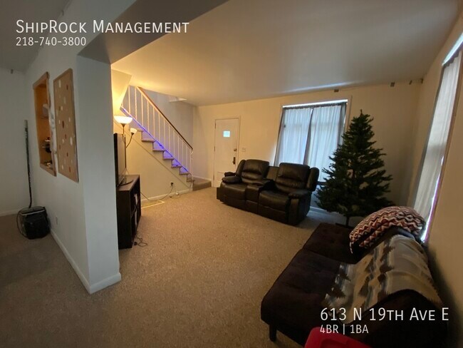Foto del edificio - 613 N 19th Ave E