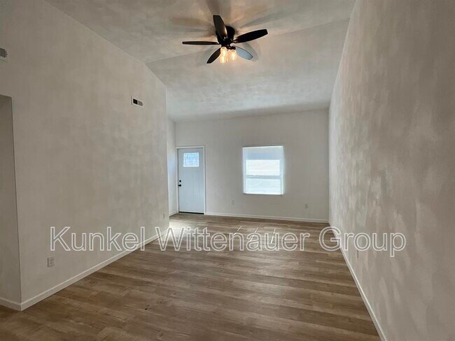 Foto del edificio - 5 Lakewood Dr