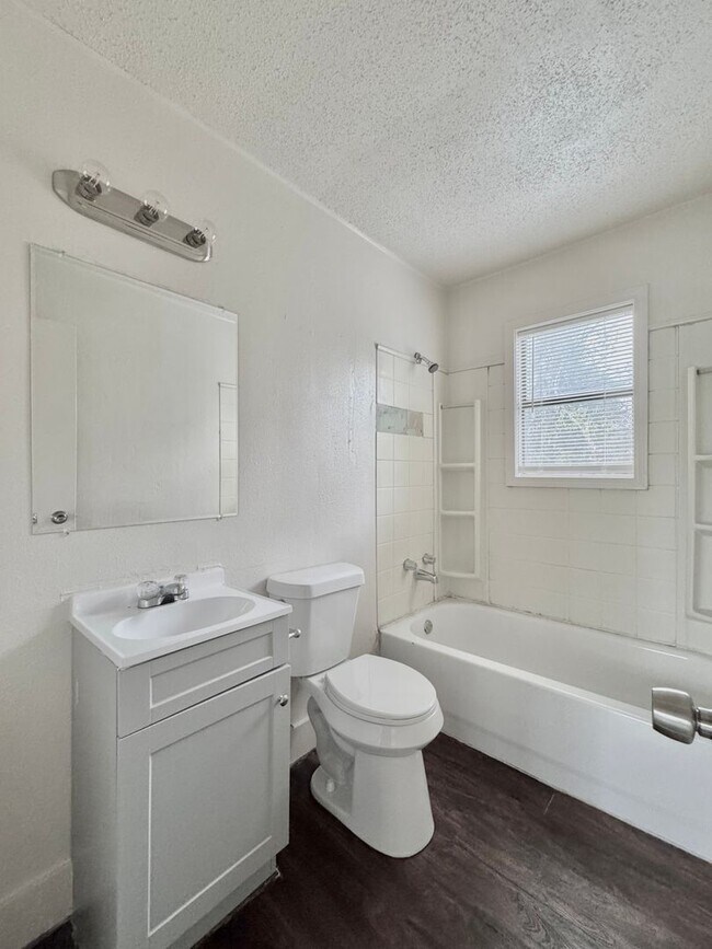 Foto del edificio - Welcome Home! Cozy 2 Bedroom, 1 Bath Charmer with a Brand-New Kitchen