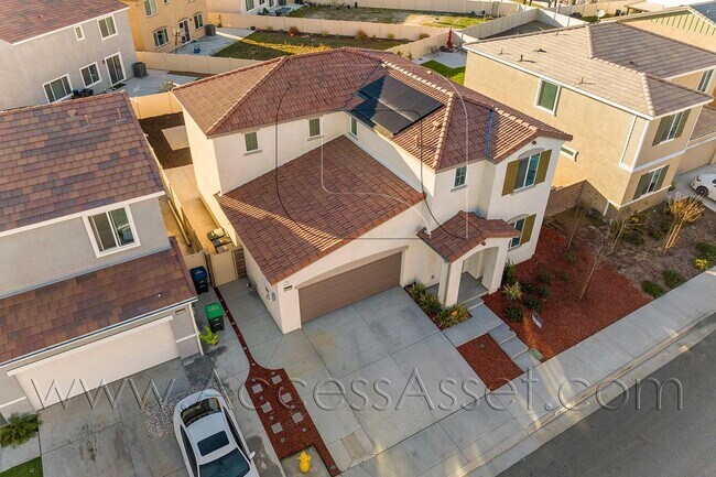 Building Photo - Beautiful 4 Bed/3 Bath Home Located In Hig...