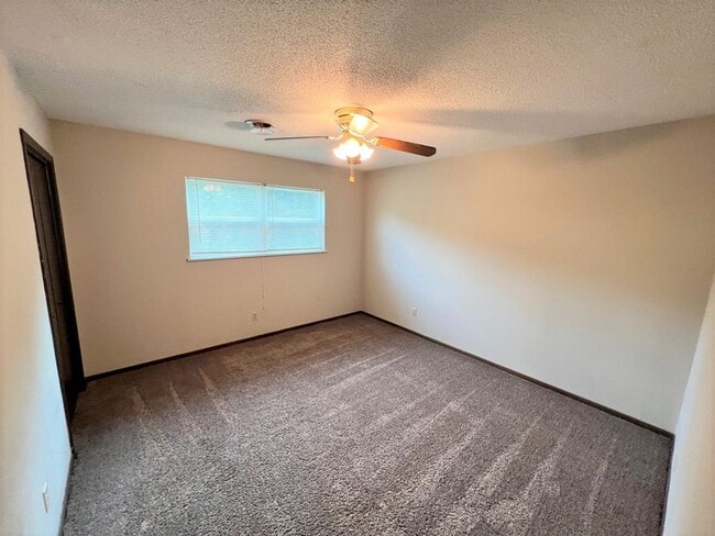 Building Photo - Great Location! Leasing for 26/27 school year!