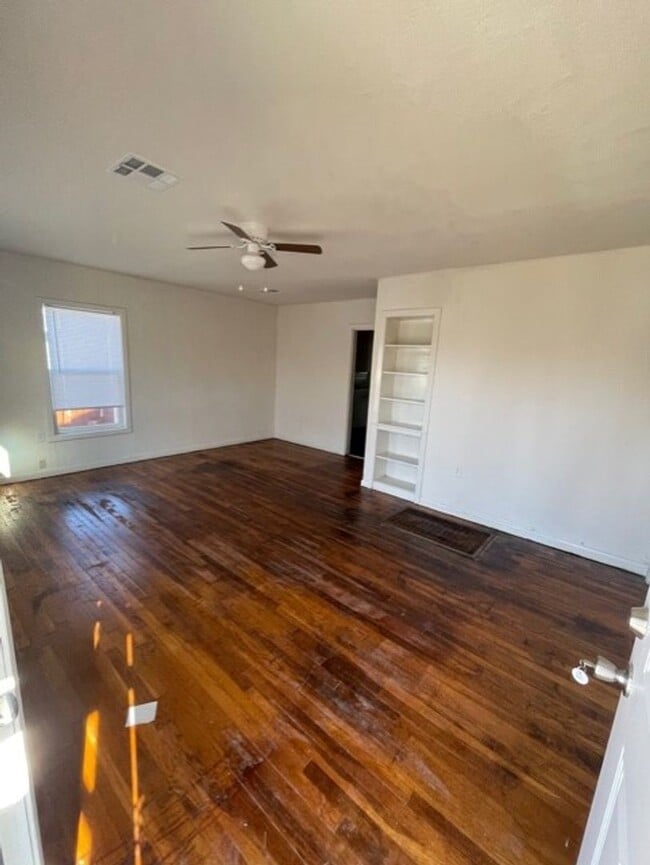 Building Photo - 2212 Jane St