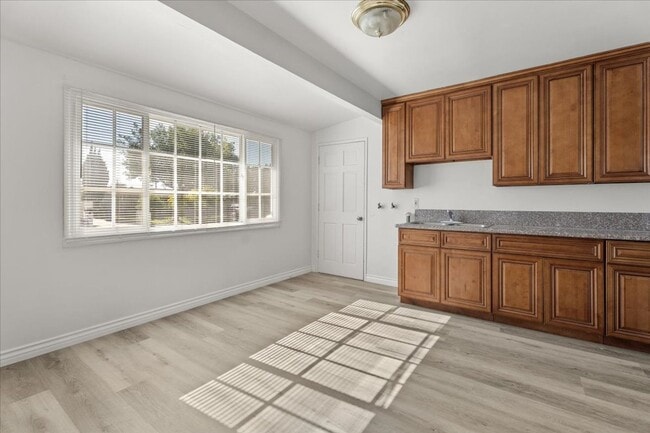 Building Photo - Single Story 4 Bedroom Home with Yard and Detached Garage in Montclair