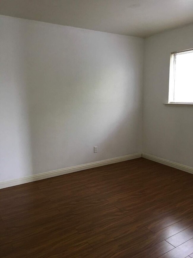 Foto del edificio - Duplex 2Bedrooms, 1Bathroom.
