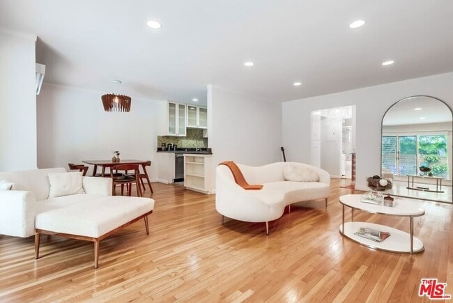 Photo - 1275 Havenhurst Dr House