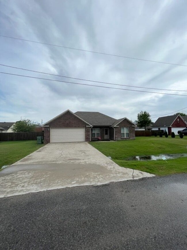 Building Photo - 3 bed / 2 bath in Bono Available Now