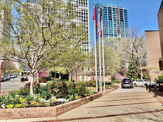 Foto del edificio - Society Hill 1bd w/ Garage Parking and Pool
