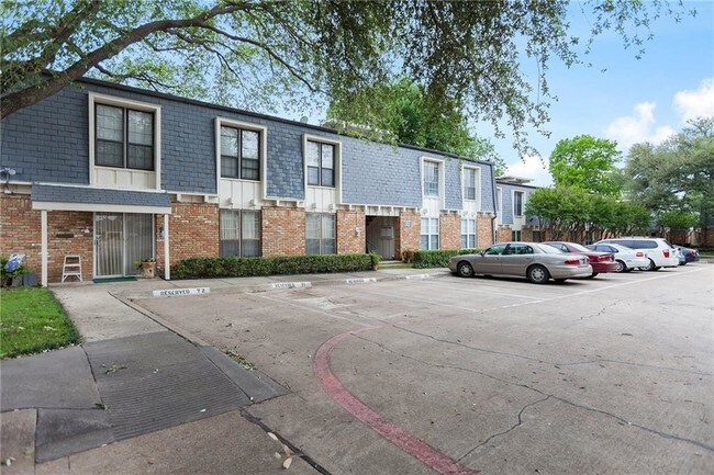 Building Photo - 505 W Lookout Dr