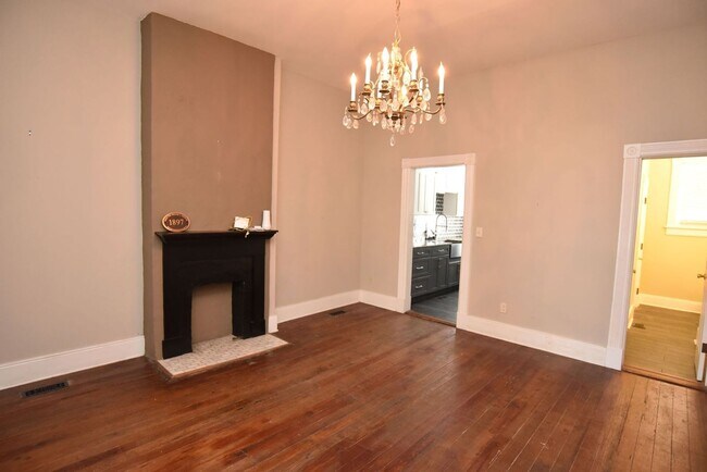 Foto del edificio - Historic Townhome !!