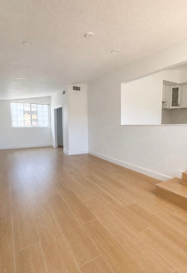 Sala de estar abierta a la cocina - 15521 Fernview St