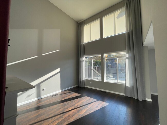 Building Photo - SW Beaverton Beautiful ~ 3 Beds 2.5 Baths ...