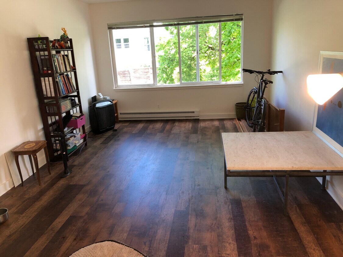 Foto principal - 2111 E John St