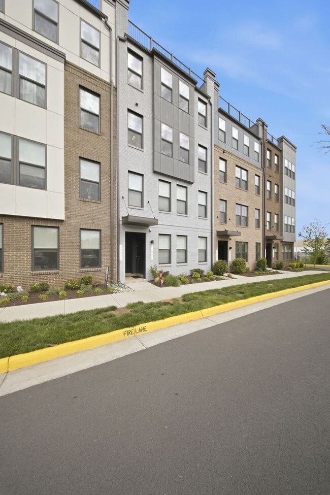 Perfectly positioned near the vibrant shopping and dining destination of One Loudoun, this reside... - Perfectly positioned near the vibrant shopping and dining destination of One Loudoun, this reside... Apartment