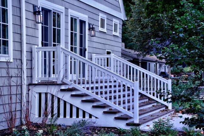 Building Photo - 1100 W Riverview Dr