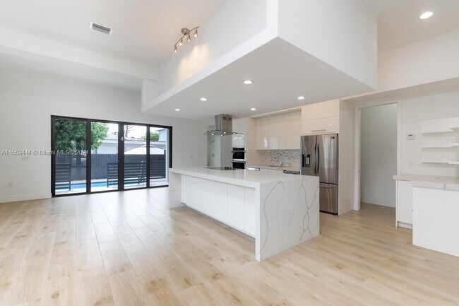 Building Photo - 3030 SW 21st St