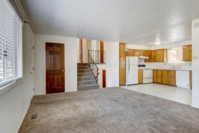 Building Photo - Charming 2 Bedroom Duplex with Bonus room ...